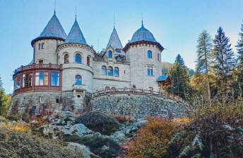 Valle d’Aosta. Courmayeur e il Castello dei Savoia a Gressonay e di Aymaville